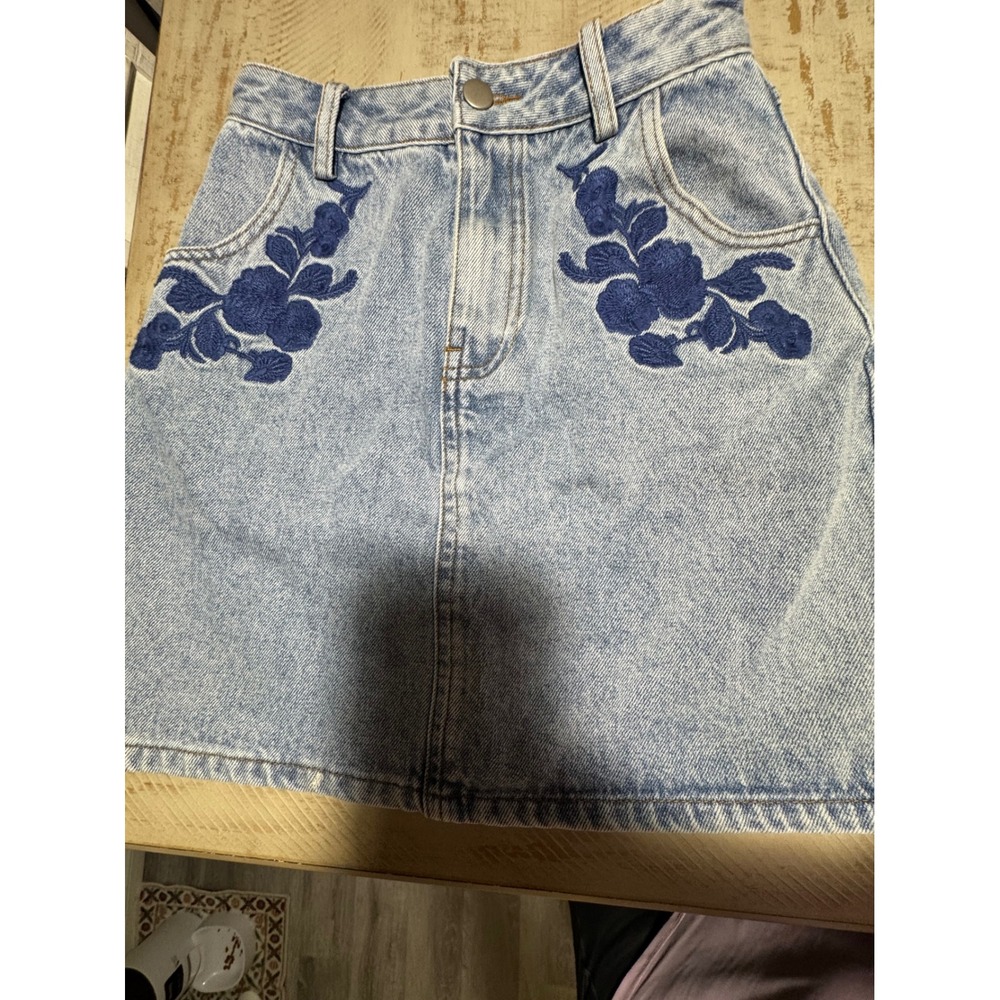 Sadie & Sage Light Wash Embroidered Floral Denim Mini Skirt Blue XS
